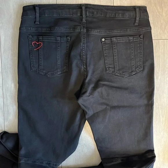 NWOT PHILOSOPHYFlared Solid Black Red Heart Pocket Mid-Rise Denim Jeans, Size 10 - Picture 4 of 10